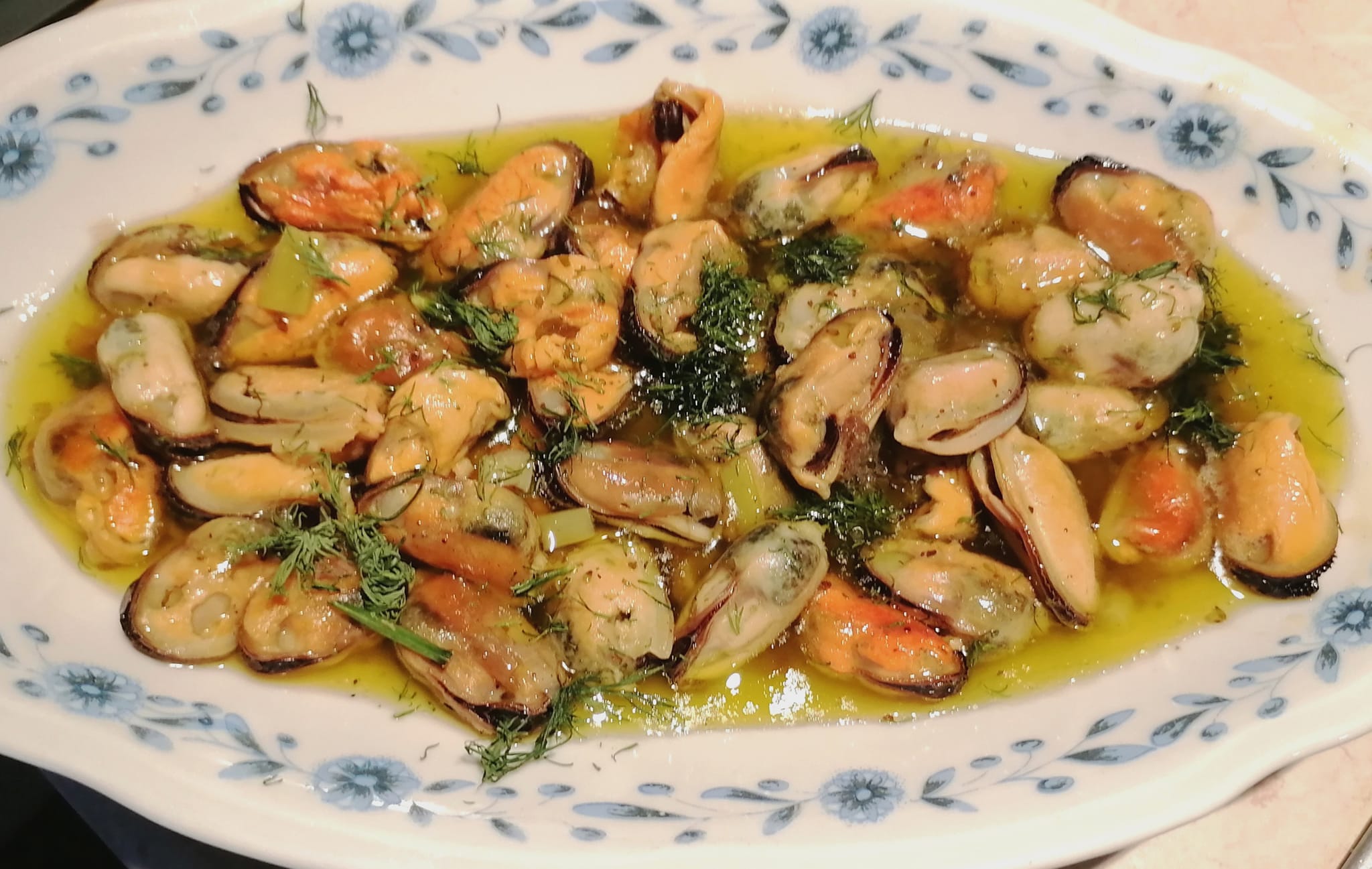 Μύδια σαγανάκι με ούζο και μουστάρδα