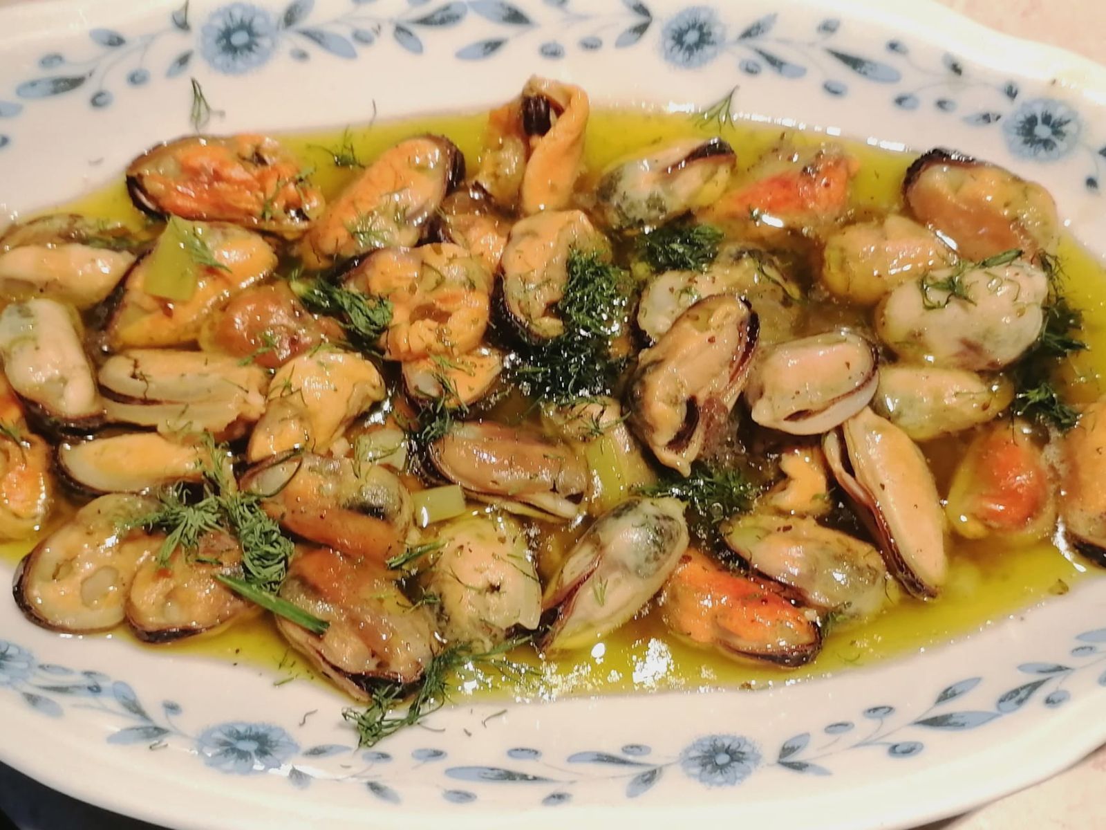 Μύδια σαγανάκι με ούζο και μουστάρδα