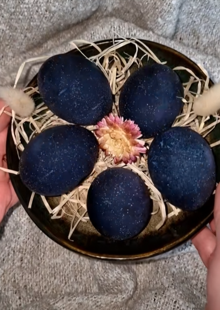 Η τεχνική για τα Πασχαλινά αυγά που έριξε το TikTok – Ο πιο εύκολος τρόπος να κάνετε τα αυγά λαμπερά με glitter