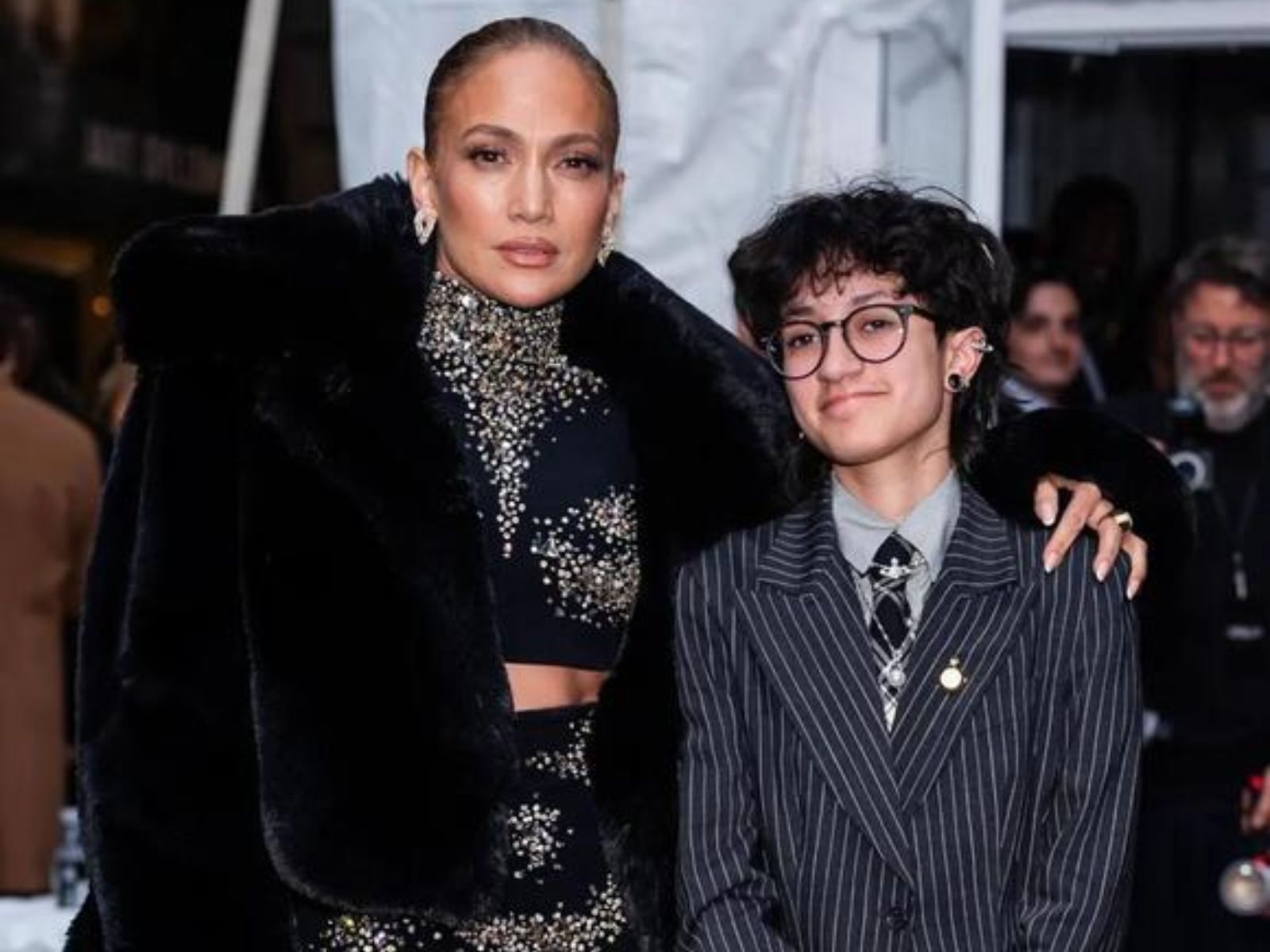 Η Τζένιφερ Λόπεζ φωτογραφίζεται με την non binary κόρη της και μαγνητίζουν τα βλέμματα – Η 17χρονη Έμμε και το ανδρόγυνο στιλ της