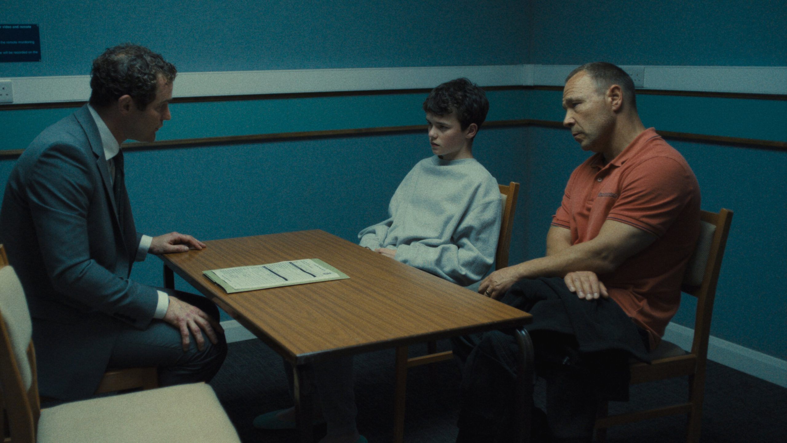 Όχι δε θα επέτρεπα στο έφηβο παιδί μου να δει το Adolescence – Οι λόγοι που βλάπτει την ψυχολογία των εφήβων