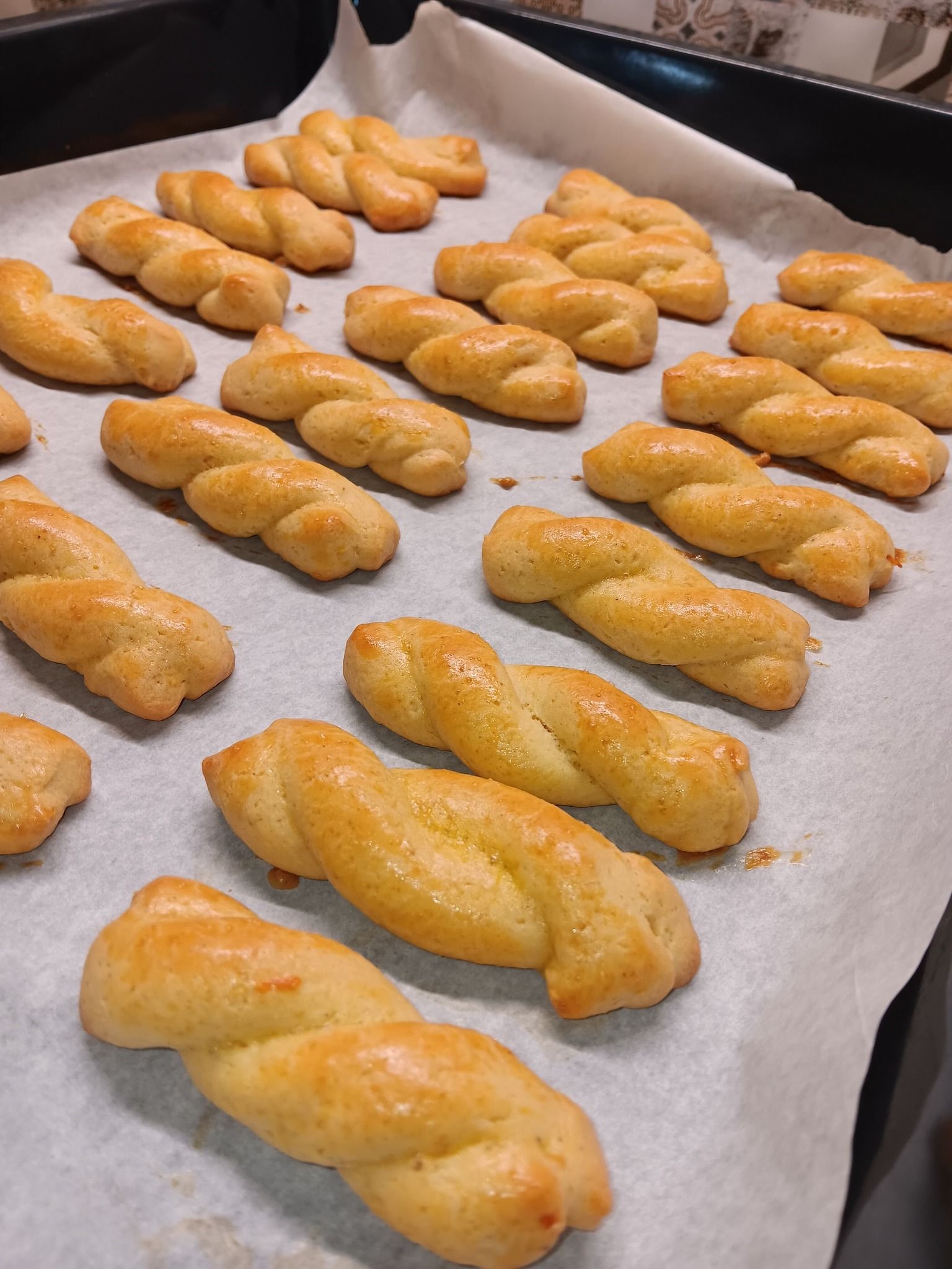 Πασχαλινά κουλουράκια με γιαούρτι και άρωμα τσουρέκι