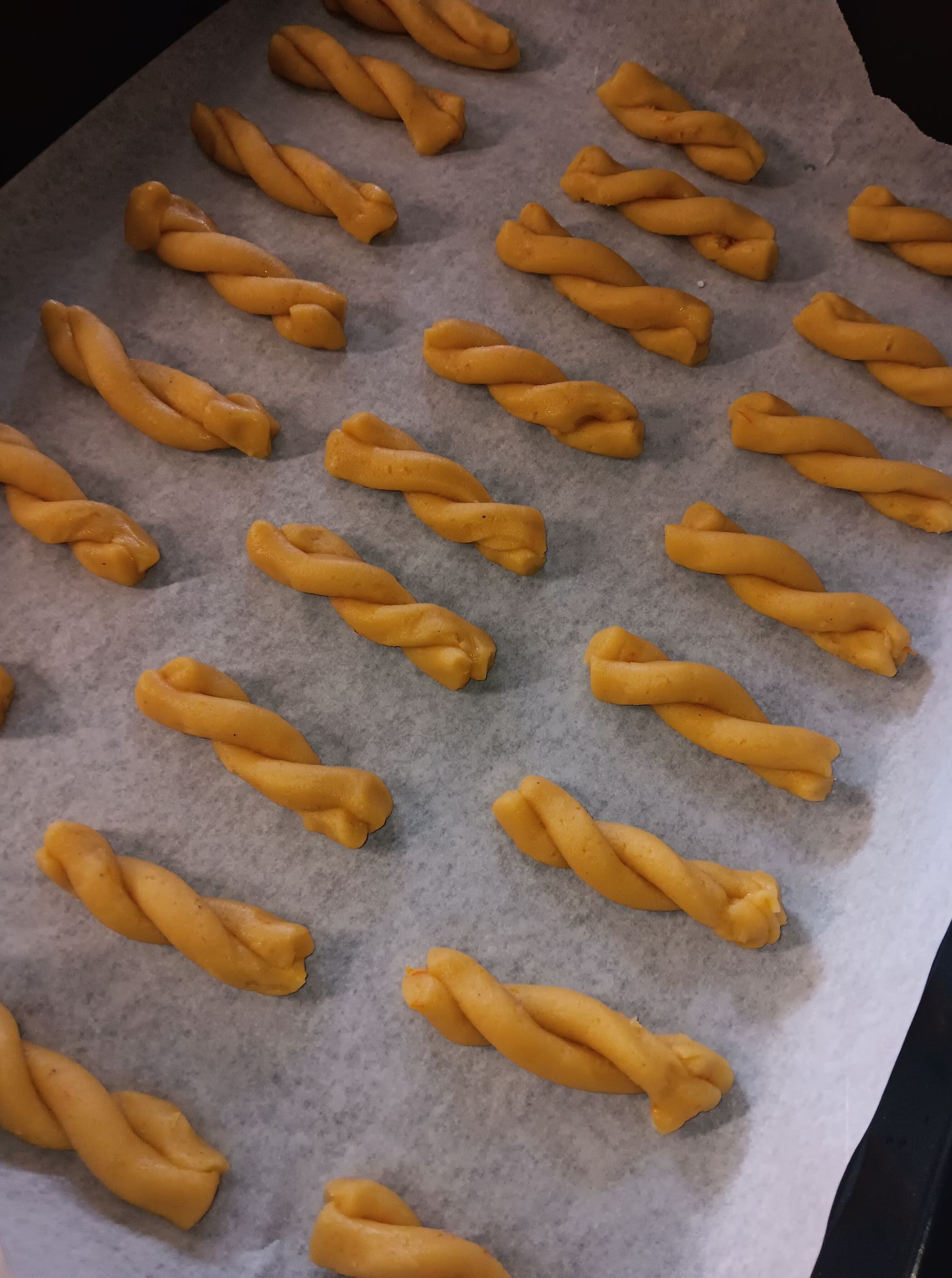 Πασχαλινά κουλουράκια με γιαούρτι και άρωμα τσουρέκι