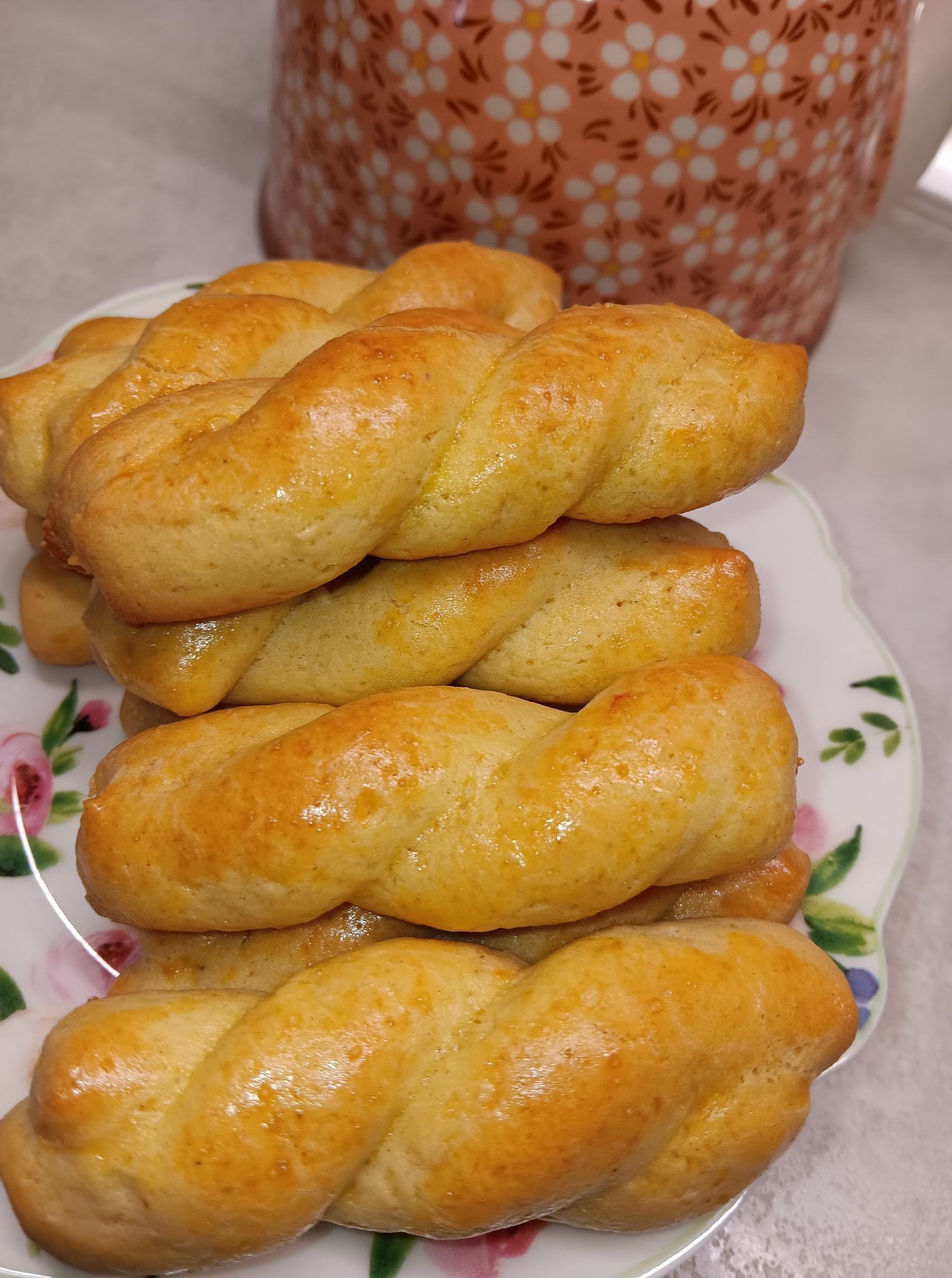 Πασχαλινά κουλουράκια με γιαούρτι και άρωμα τσουρέκι