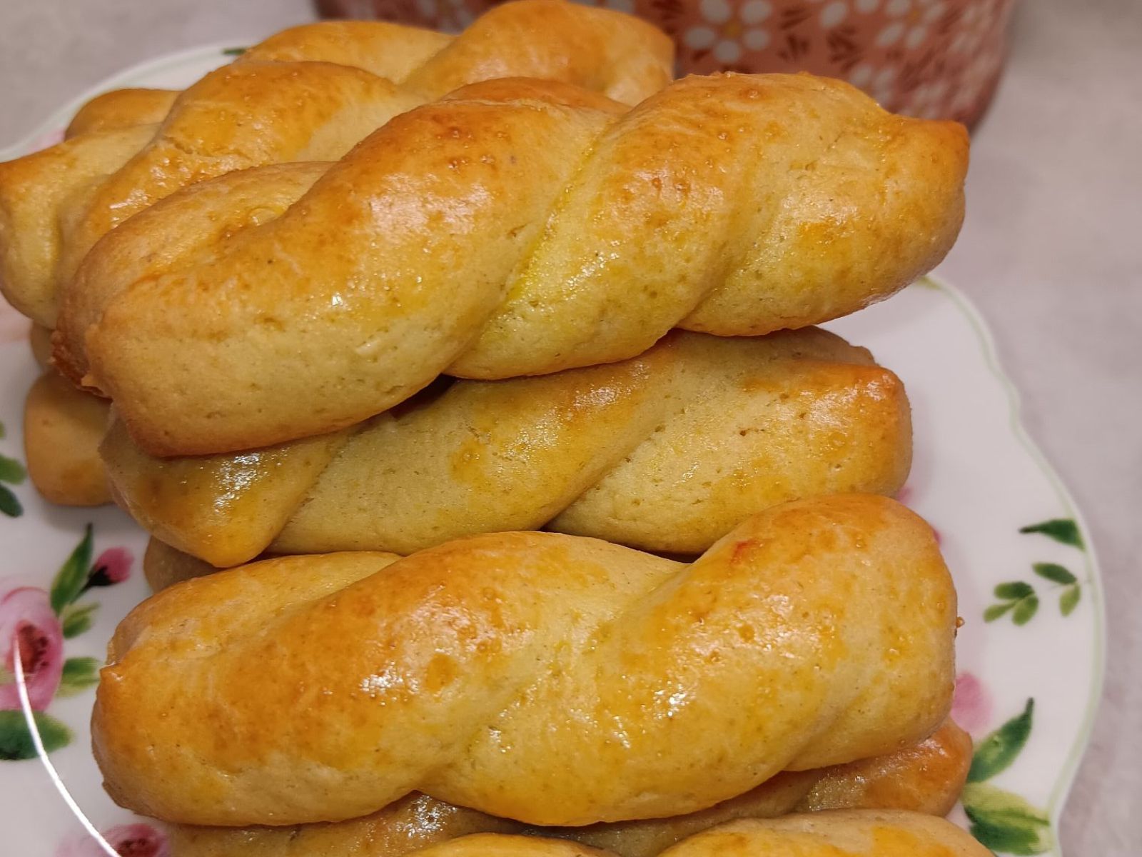 Πασχαλινά κουλουράκια με γιαούρτι και άρωμα τσουρέκι