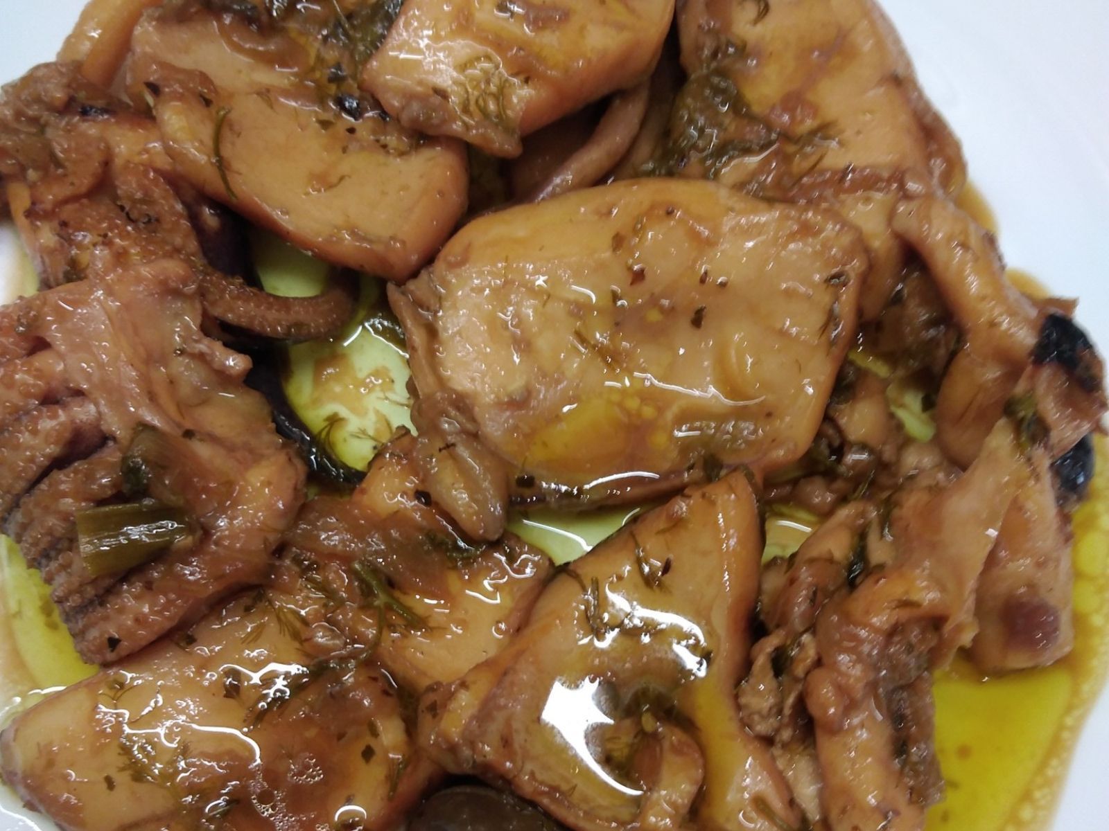 Σαρακοστιανός μεζές με σουπιές και τσακιστές ελιές