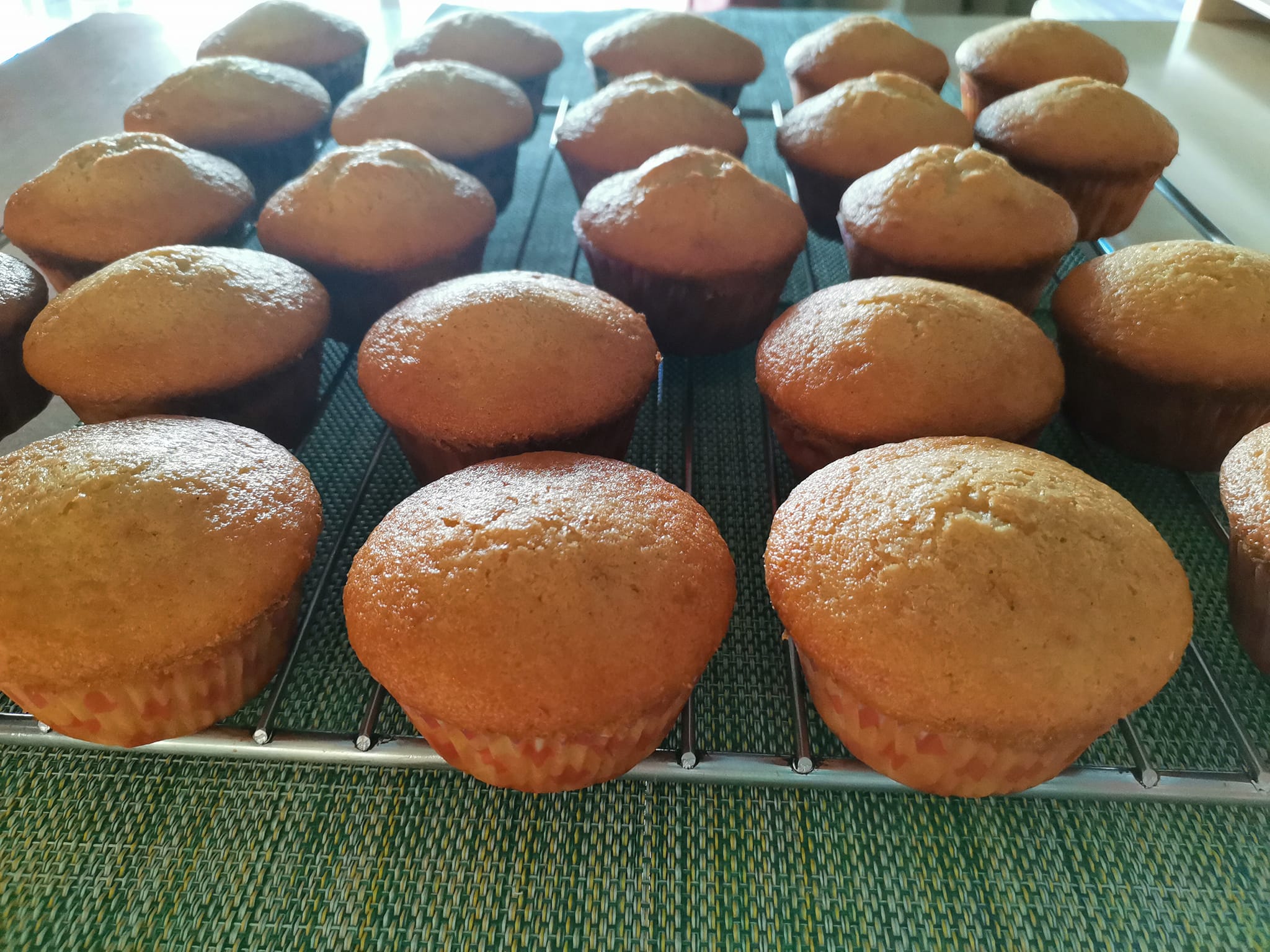 Αφράτα muffins με μαρμελάδα για πρωινό