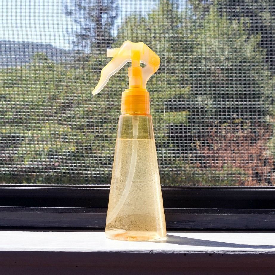 Καθαρίστε τις βρώμικες σίτες του σπιτιού μέσα σε λίγα λεπτά με το θαυματουργό σπιτικό απορρυπαντικό με ξύδι