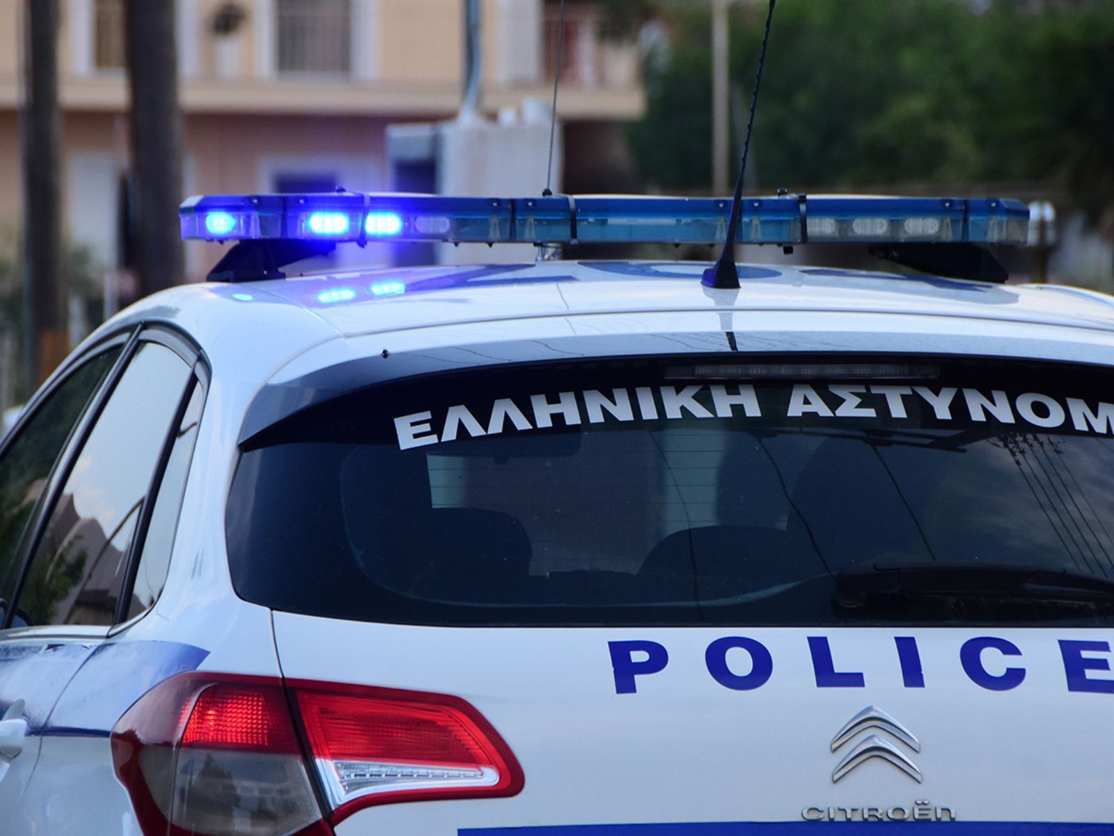 Λαμία: Αρχιμανδρίτης σε κατάσταση αμοκ χτυπούσε αστυνομικούς επειδή του πήραν τις πινακίδες-Το βεβαρημένο παρελθόν του