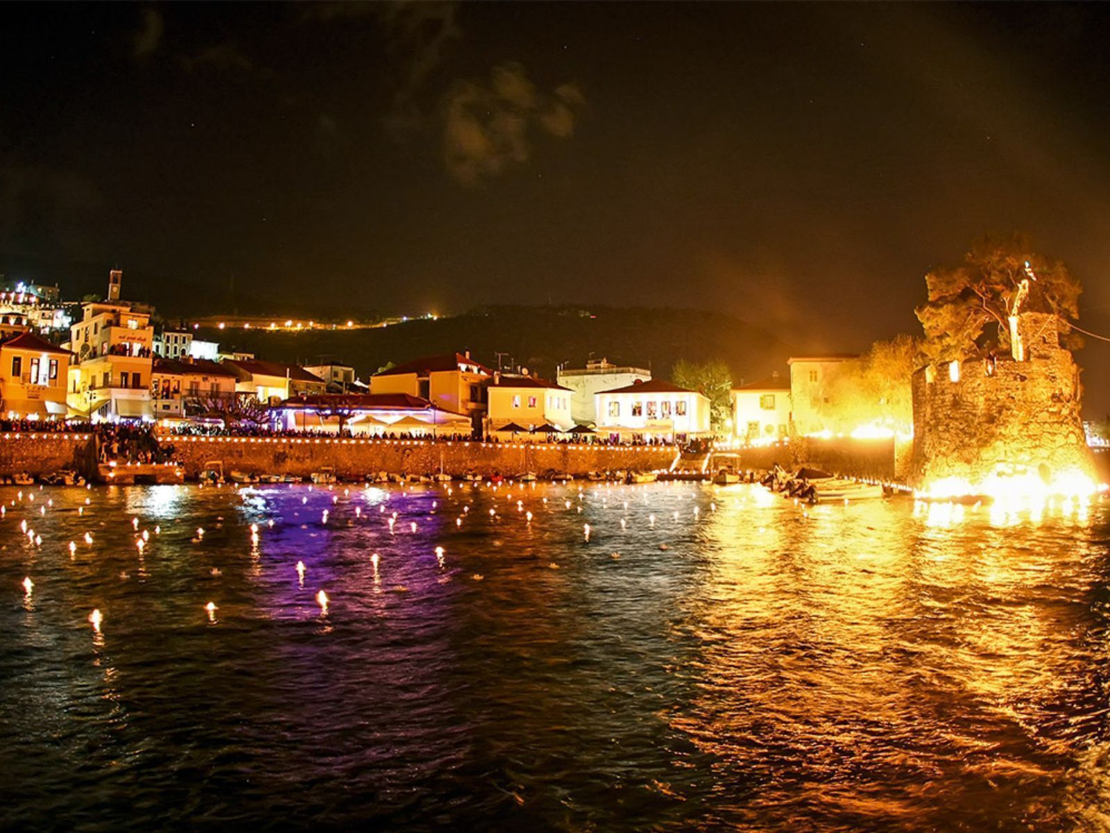 Πάσχα στη Ναύπακτο: Το φαντασμαγορικό έθιμο με τις δάδες στο λιμάνι τη Μεγάλη Παρασκευή και τα πανέμορφα τοπία