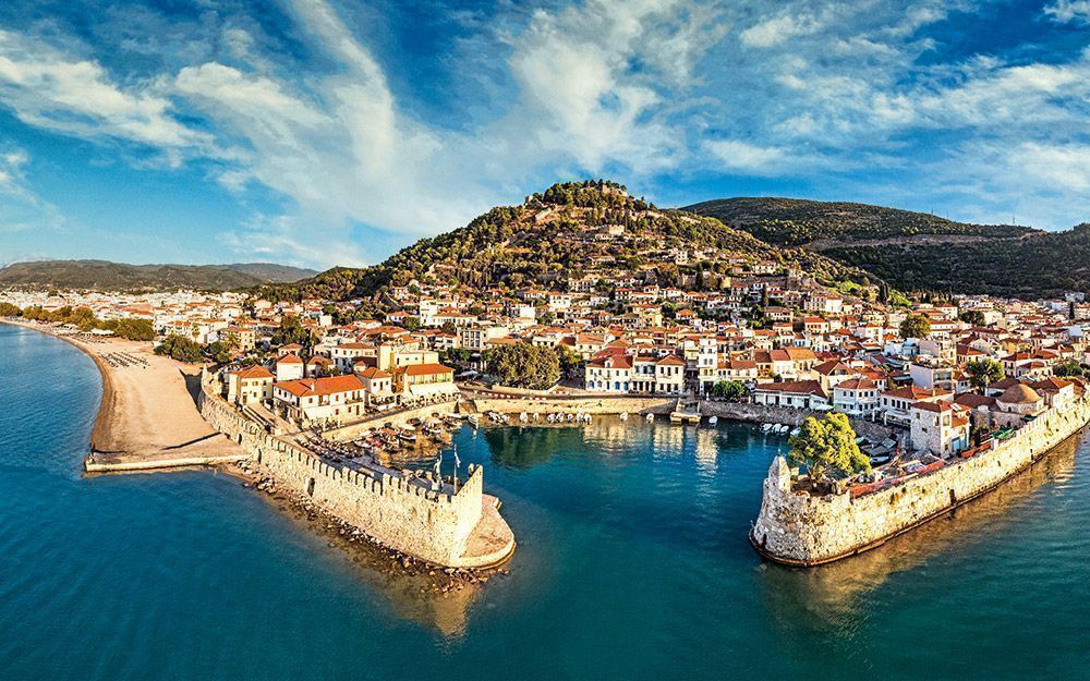 Πάσχα στη Ναύπακτο: Το φαντασμαγορικό έθιμο με τις δάδες στο λιμάνι τη Μεγάλη Παρασκευή και τα πανέμορφα τοπία