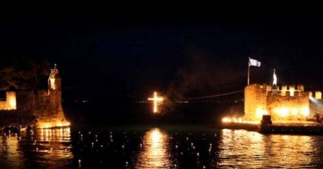 Πάσχα στη Ναύπακτο: Το φαντασμαγορικό έθιμο με τις δάδες στο λιμάνι τη Μεγάλη Παρασκευή και τα πανέμορφα τοπία