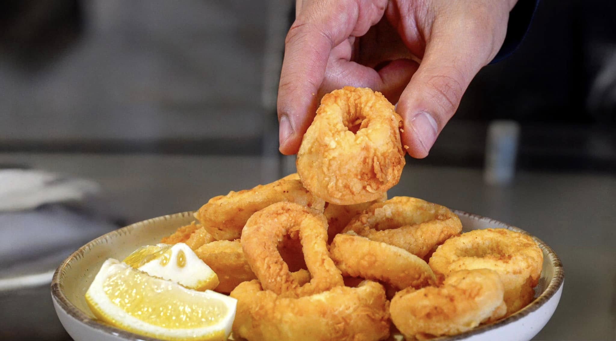 Τηγανιτά θράψαλα με την πιο τραγανή κρούστα από τον Δημήτρη Μιχαηλίδη