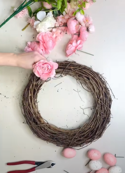 Easter Wreath: Το Viral Πασχαλινό Στεφάνι με Πασχαλινά αυγά και λουλούδια που μπορείς να φτιάξεις κι εσύ