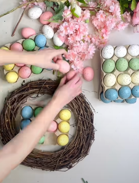 Easter Wreath: Το Viral Πασχαλινό Στεφάνι με Πασχαλινά αυγά και λουλούδια που μπορείς να φτιάξεις κι εσύ
