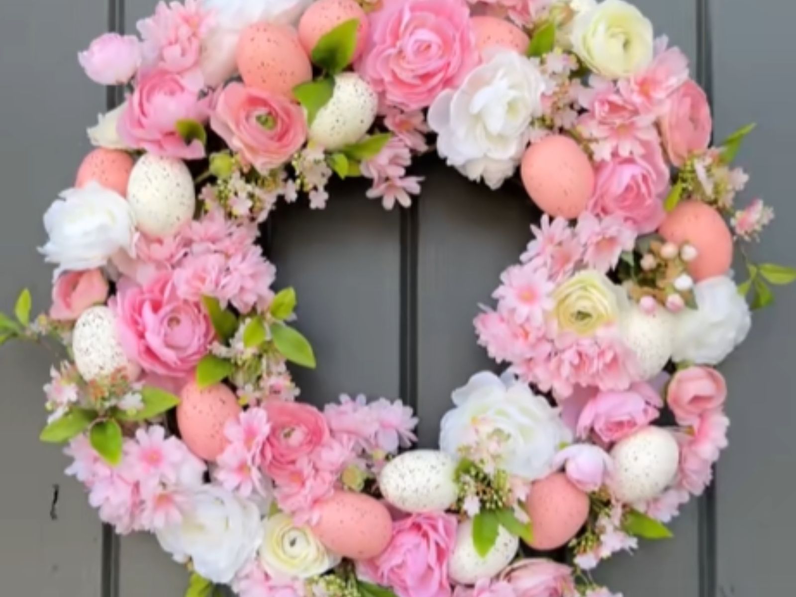 Easter Wreath: Το Viral Πασχαλινό Στεφάνι με Πασχαλινά αυγά και λουλούδια που μπορείς να φτιάξεις κι εσύ