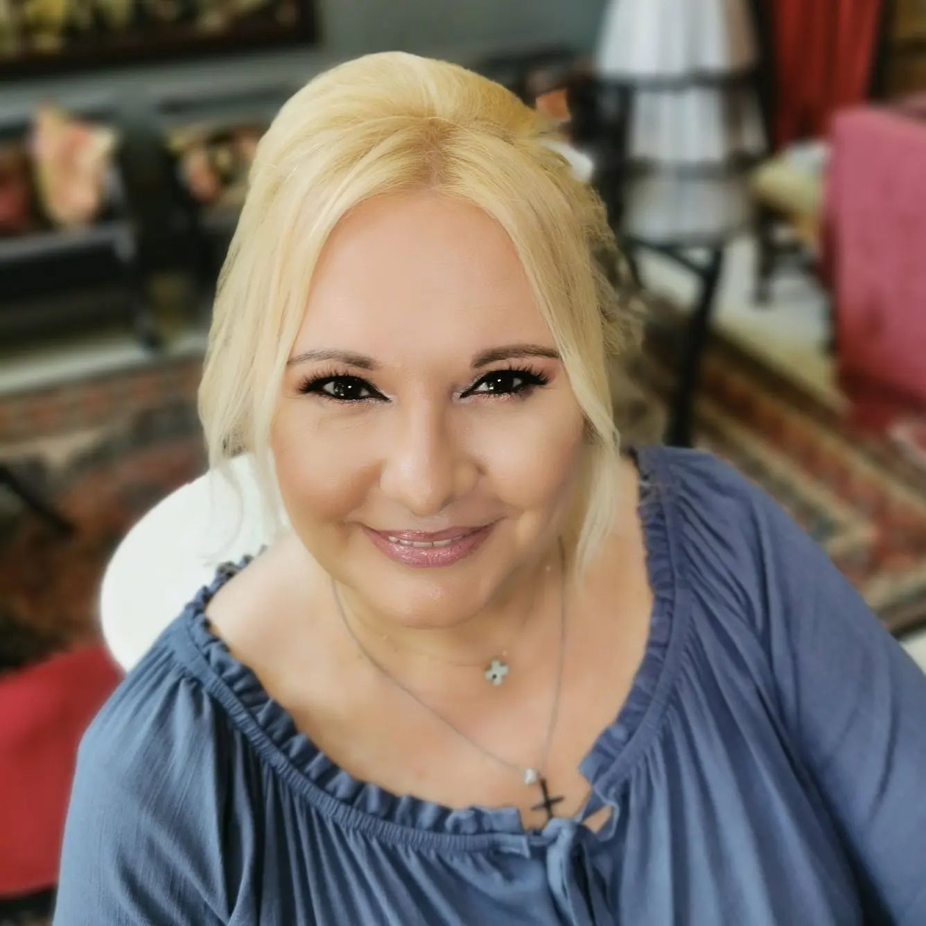 Αγνώριστη η Καίτη Φίνου – Έκοψε τα μαλλιά της και τα έβαψε μαύρα μετά από 45 χρόνια ξανθιά