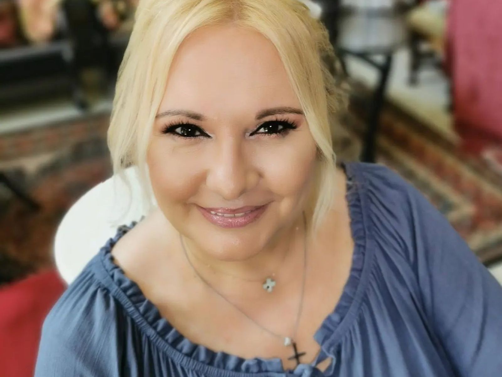 Αγνώριστη η Καίτη Φίνου – Έκοψε τα μαλλιά της και τα έβαψε μαύρα μετά από 45 χρόνια ξανθιά