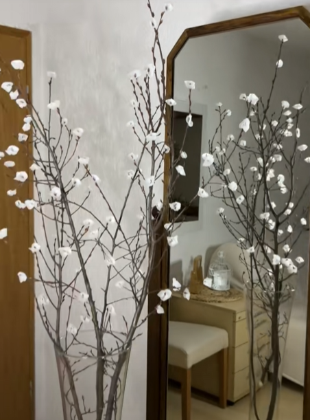 Φέρε την Άνοιξη στο σπίτι φτιάχνοντας DIY φυτό εσωτερικού χώρου με κλαδιά και λιωμένο κερί