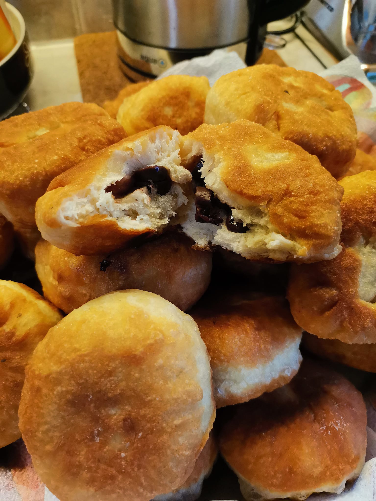 Φουσκωτά νηστίσιμα τηγανοψωμάκια με ελιές