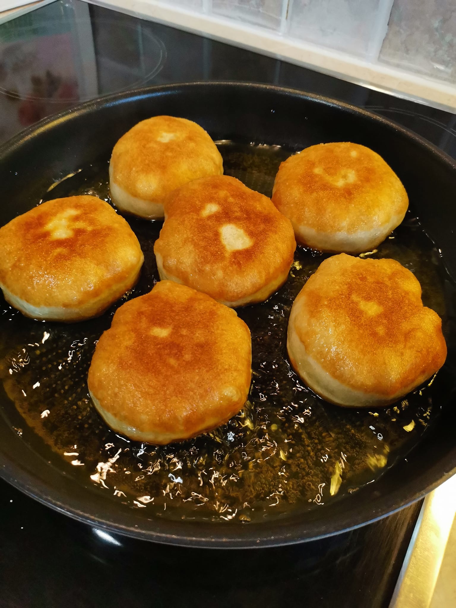 Φουσκωτά νηστίσιμα τηγανοψωμάκια με ελιές