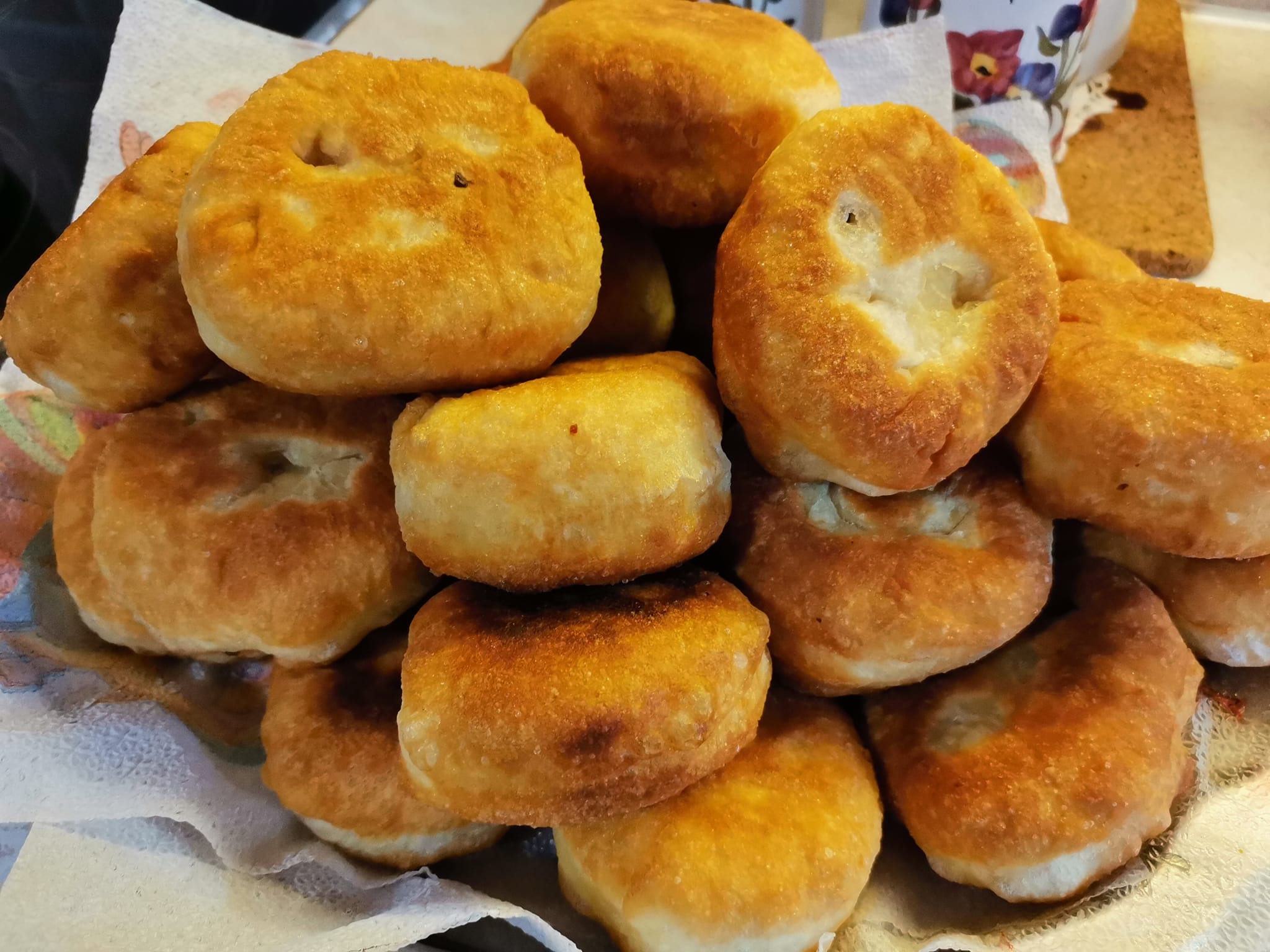 Φουσκωτά νηστίσιμα τηγανοψωμάκια με ελιές