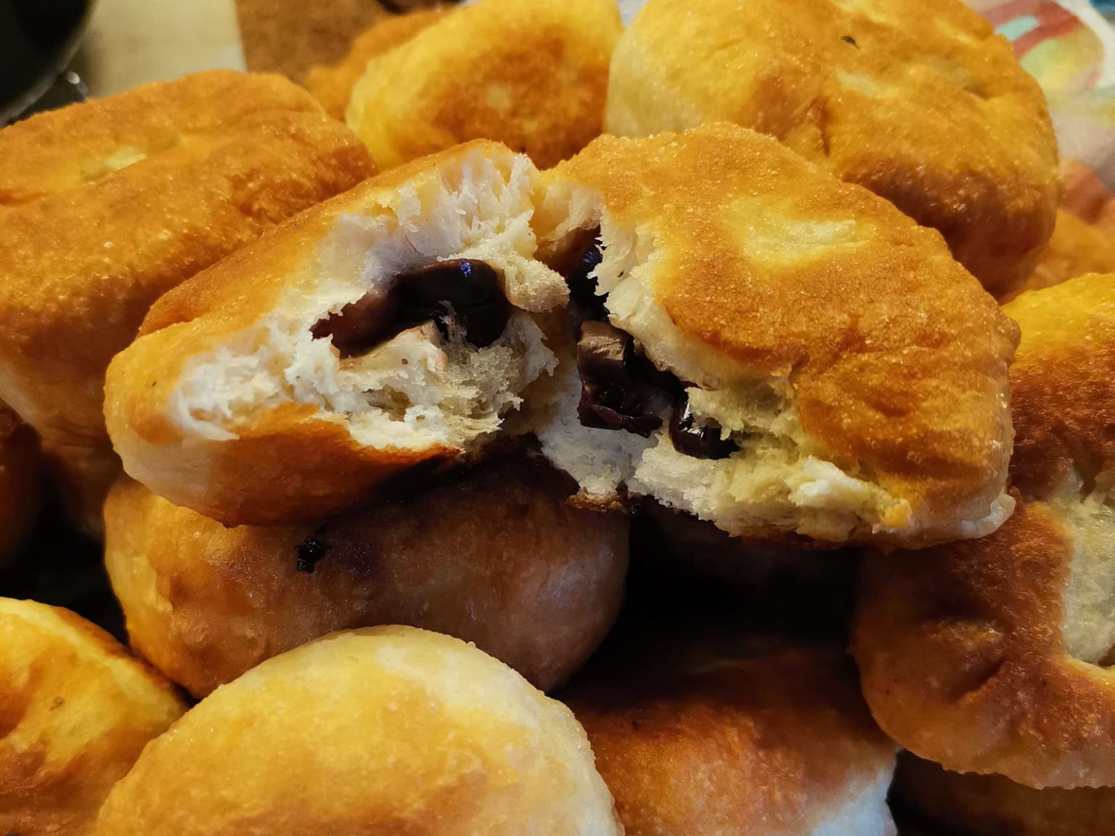 Φουσκωτά νηστίσιμα τηγανοψωμάκια με ελιές