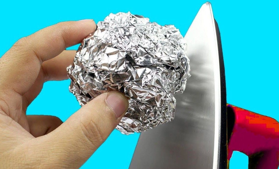 Κι όμως χρησιμοποιούμε το αλουμινόχαρτο λάθος- Αυτή είναι η σωστή του πλευρά