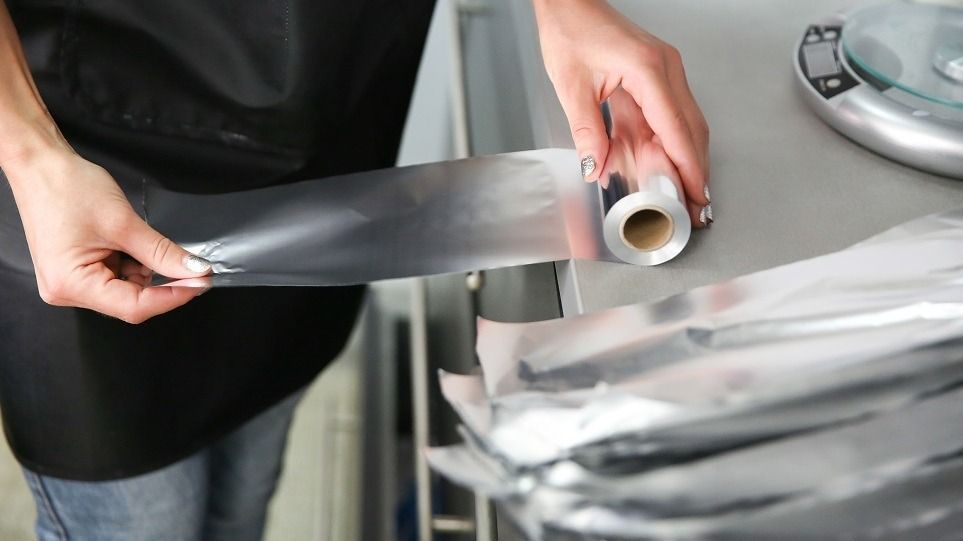 Κι όμως χρησιμοποιούμε το αλουμινόχαρτο λάθος- Αυτή είναι η σωστή του πλευρά