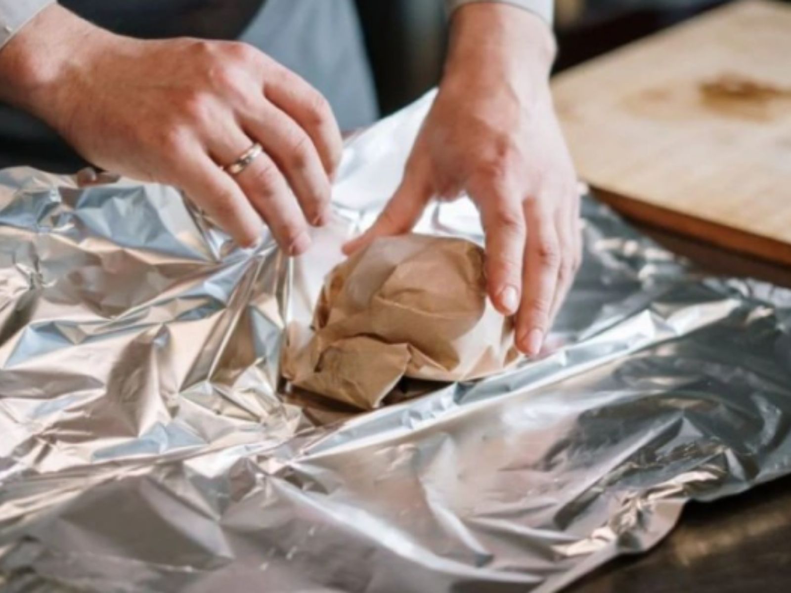 Κι όμως χρησιμοποιούμε το αλουμινόχαρτο λάθος- Αυτή είναι η σωστή του πλευρά