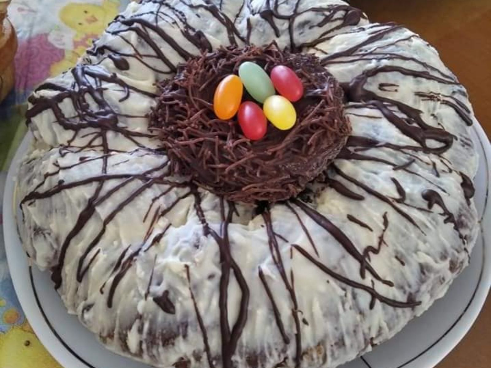 Πασχαλινά τσουρέκια κέικ με σοκολατένιες φωλιές