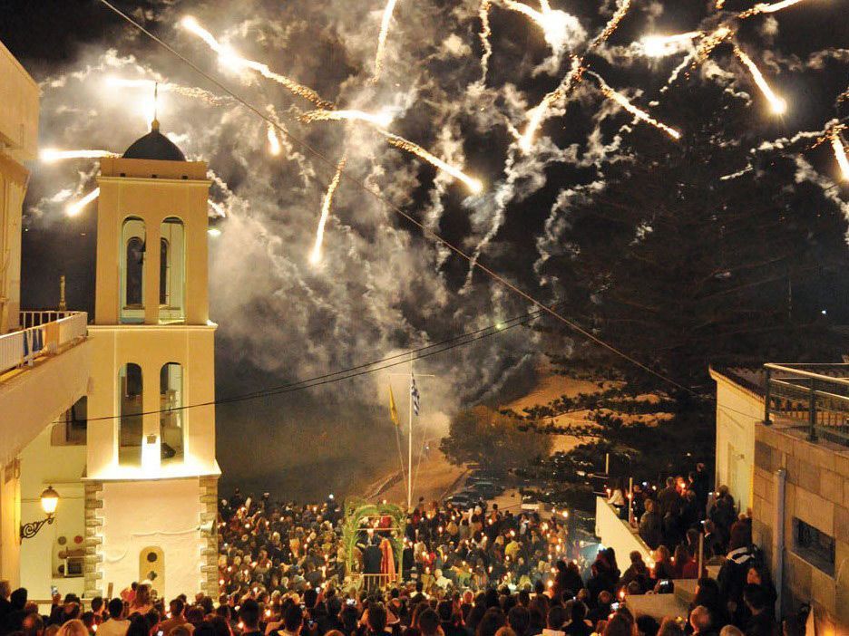 Πάσχα στην Άνδρο: Το έθιμο με τον “πόλεμο των βεγγαλικών” και η Κυκλαδίτικη ομορφιά που θα κάνει τις διακοπές σου εμπειρία