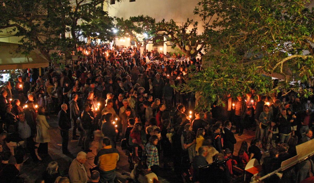 Πάσχα στην Άνδρο: Το έθιμο με τον “πόλεμο των βεγγαλικών” και η Κυκλαδίτικη ομορφιά που θα κάνει τις διακοπές σου εμπειρία