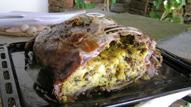 Πάσχα στην Άνδρο: Το έθιμο με τον “πόλεμο των βεγγαλικών” και η Κυκλαδίτικη ομορφιά που θα κάνει τις διακοπές σου εμπειρία