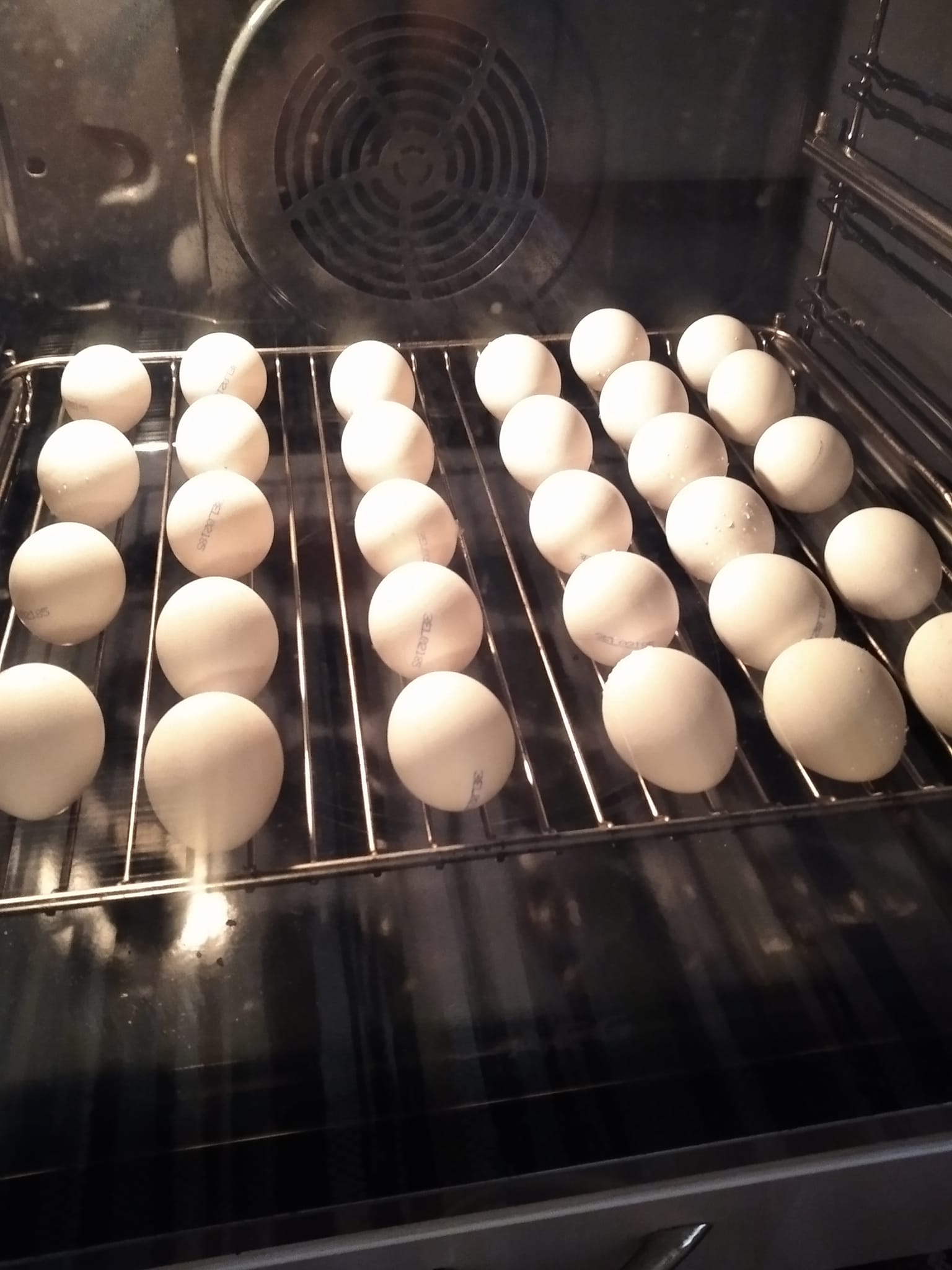 Πασχαλινά αυγά με μέθοδο ντεκουπάζ στο φούρνο