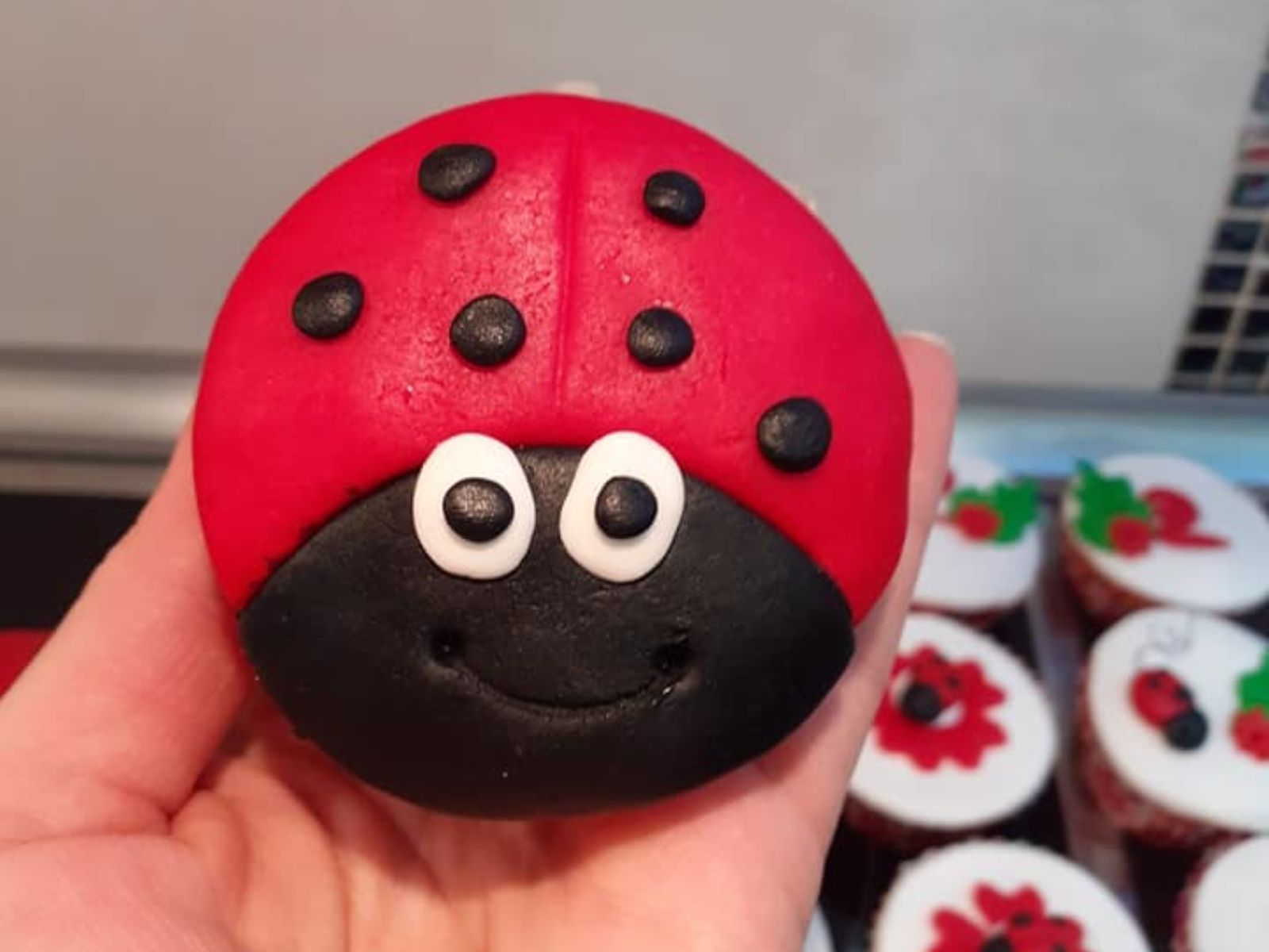 Πασχαλινά cupcakes Πασχαλίτσες με ζαχαρόπαστα