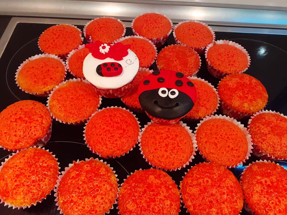 Πασχαλινά κεκάκια με ζαχαρόπαστα