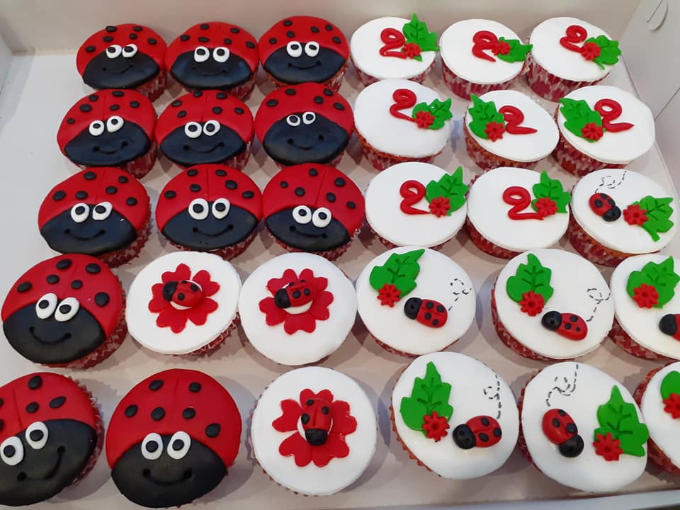 Πασχαλινά κεκάκια με ζαχαρόπαστα