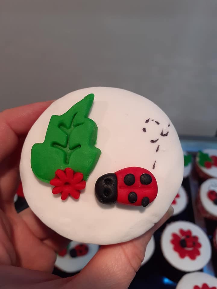 Πασχαλινά κεκάκια με ζαχαρόπαστα