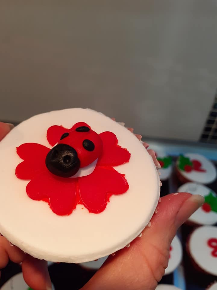 Πασχαλινά κεκάκια με ζαχαρόπαστα