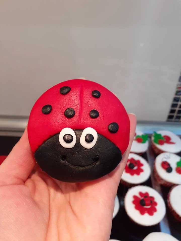 Πασχαλινά κεκάκια με ζαχαρόπαστα