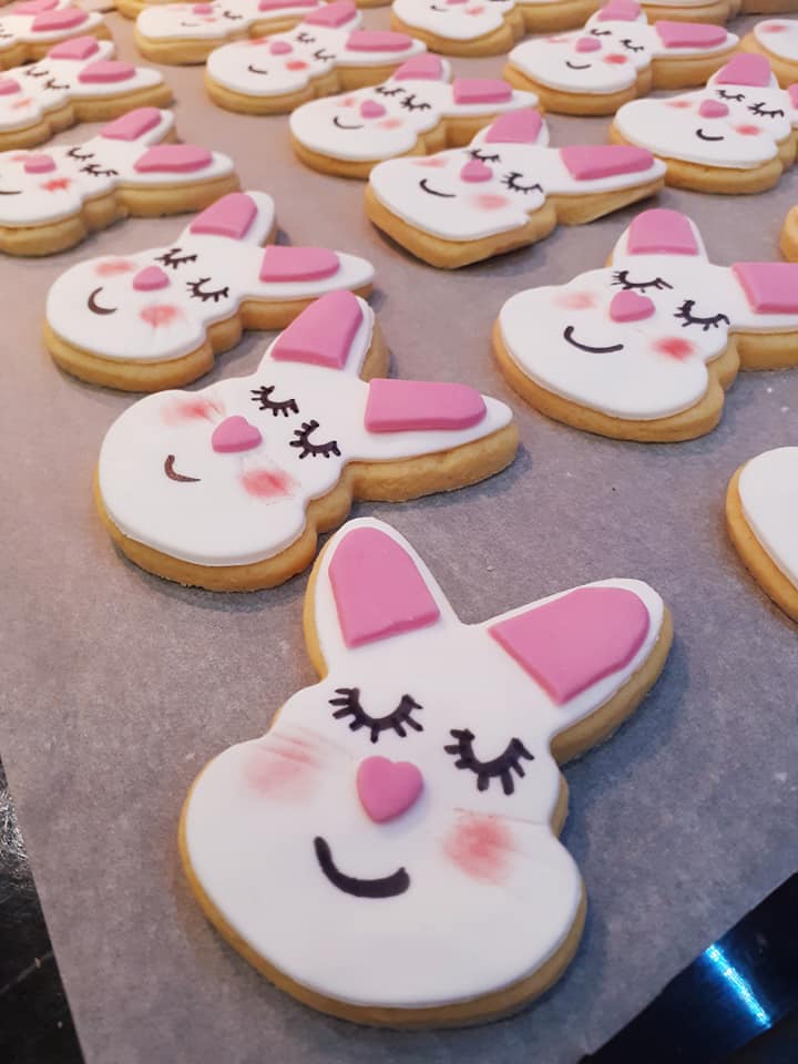 Πασχαλινά μπισκότα βουτύρου κουνελάκι με ζαχαρόπαστα