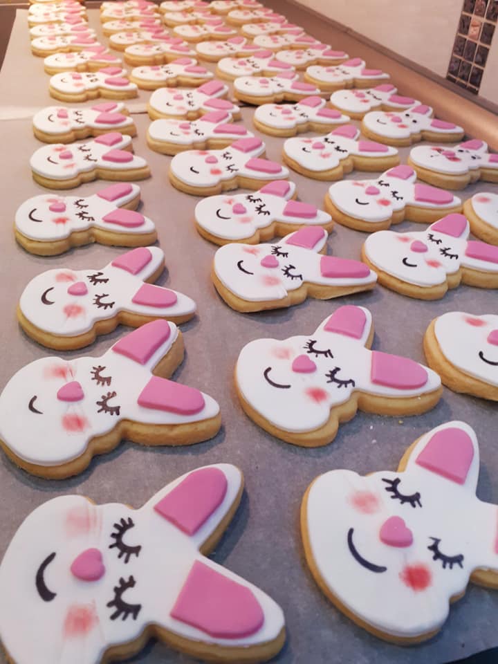 Πασχαλινά μπισκότα βουτύρου κουνελάκι με ζαχαρόπαστα