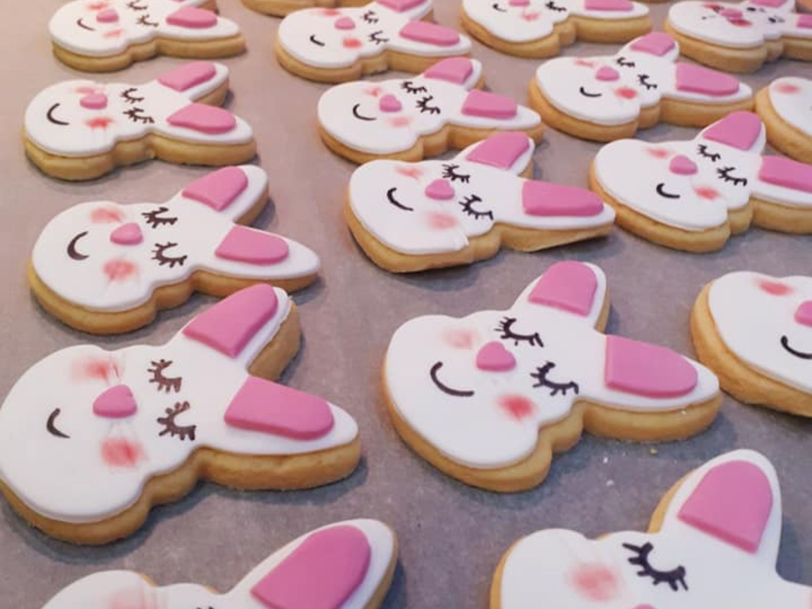 Πασχαλινά μπισκότα βουτύρου κουνελάκι με ζαχαρόπαστα