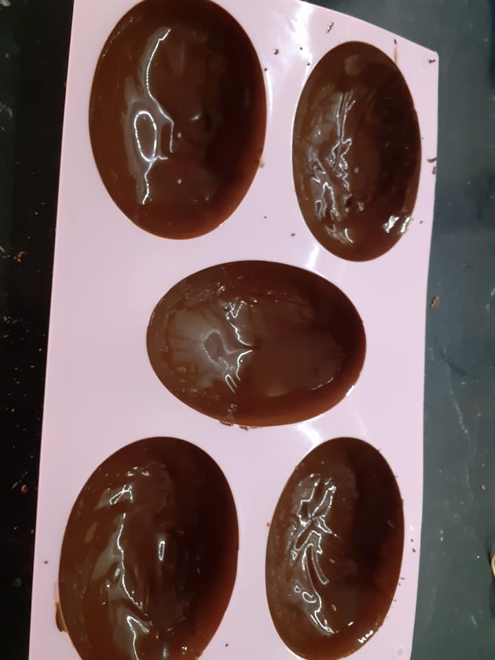 Πασχαλινά σοκολατένια αυγά με μόλις 1 υλικό