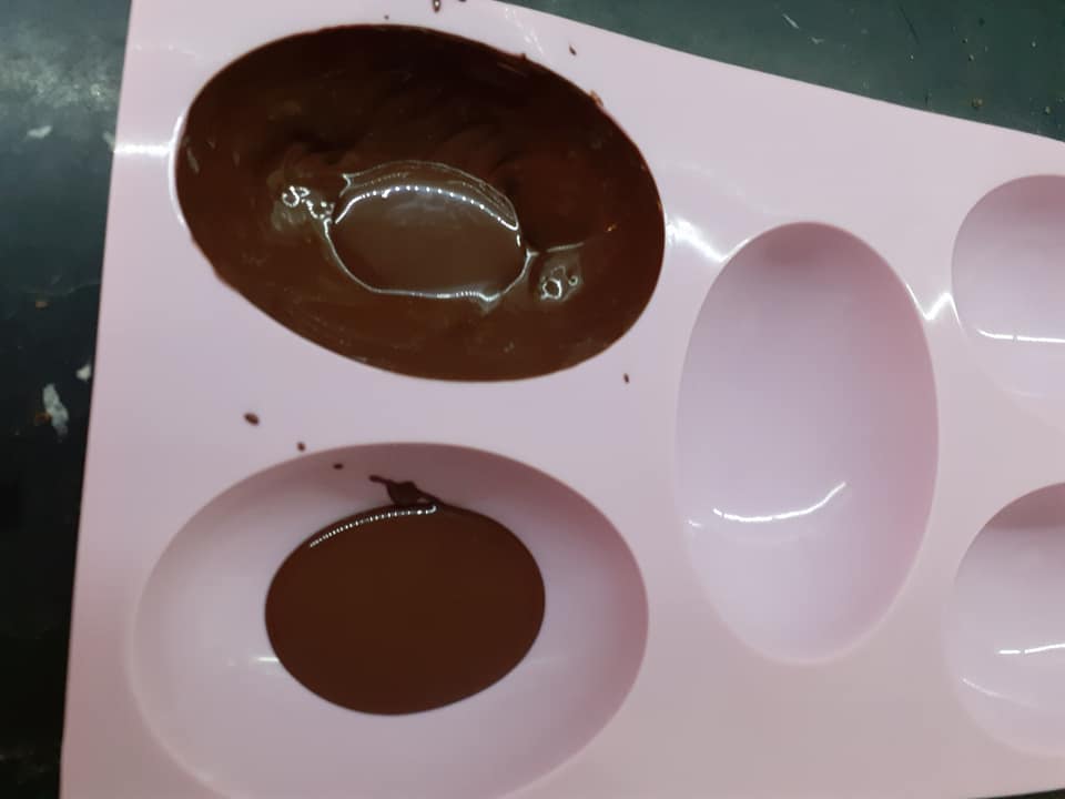 Πασχαλινά σοκολατένια αυγά με μόλις 1 υλικό