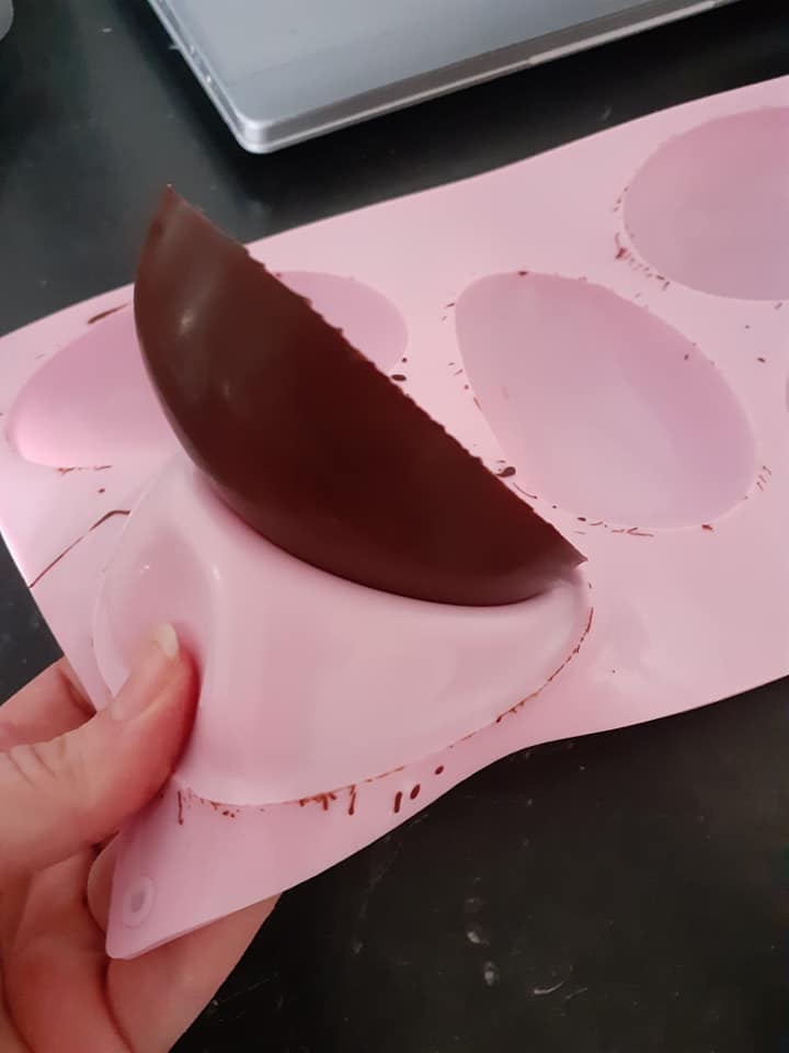 Πασχαλινά σοκολατένια αυγά με μόλις 1 υλικό