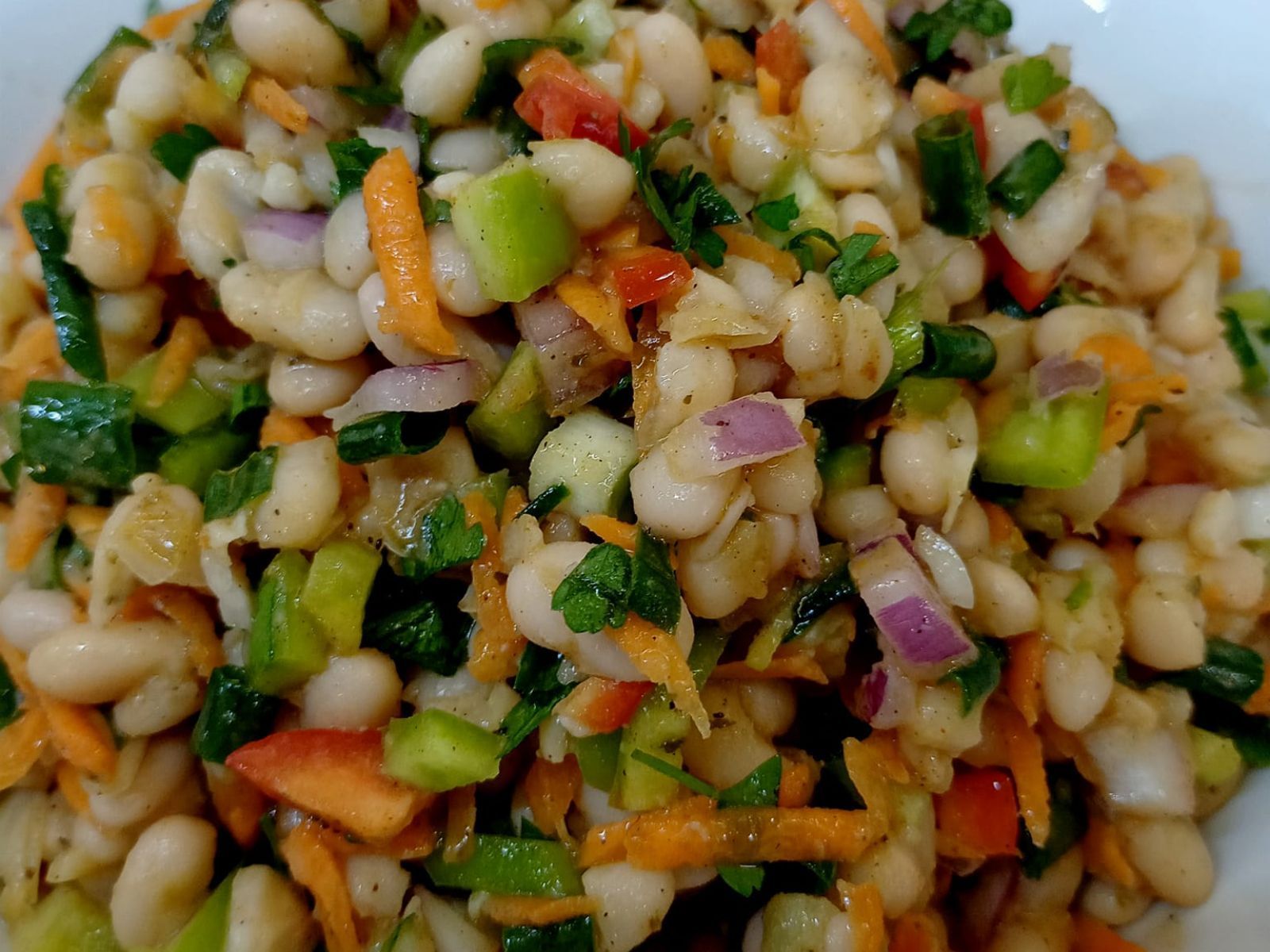 Πολύχρωμη Σαρακοστιανή σαλάτα με φασόλια και πιπεριές