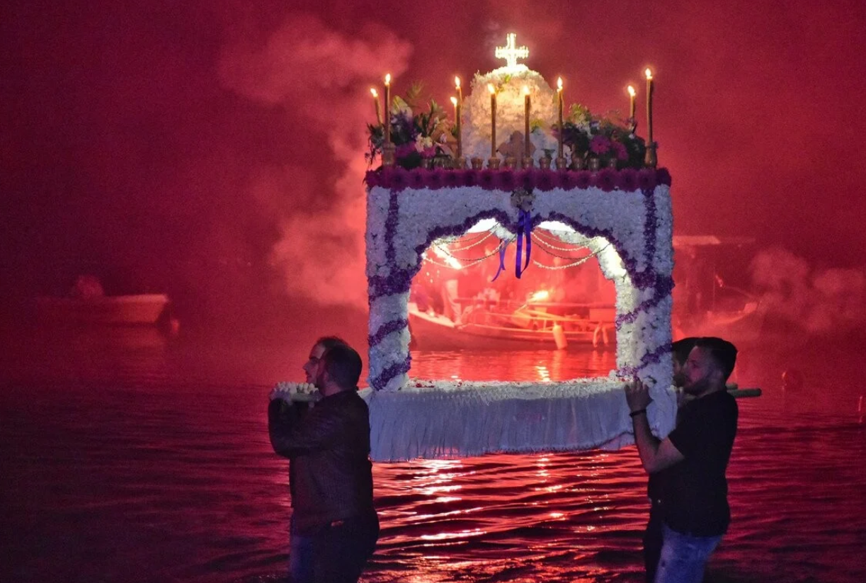 Πάσχα στο Ναύπλιο: Ο φαντασμαγορικός Επιτάφιος μέσα στη θάλασσα και τα μεγαλοπρεπή έθιμα