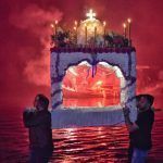 Πάσχα στο Ναύπλιο: Ο φαντασμαγορικός Επιτάφιος μέσα στη θάλασσα και τα μεγαλοπρεπή έθιμα